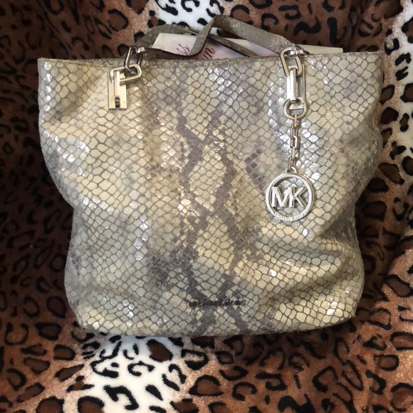 Michael Kors purse - Picture 3 of 5